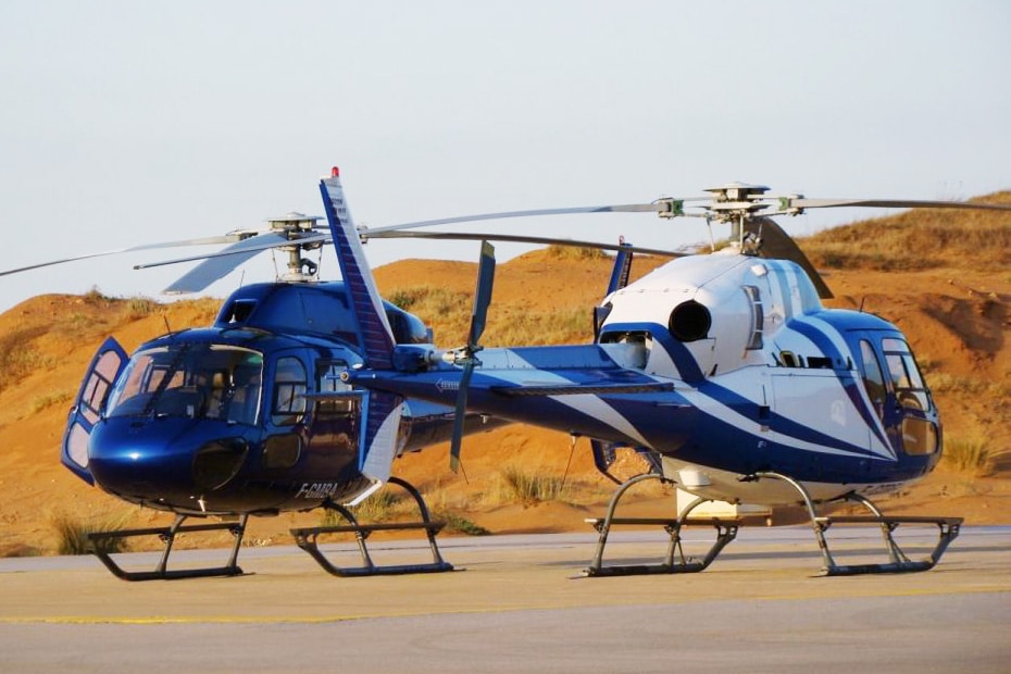 AS355 bleu et un blanc côte à côte