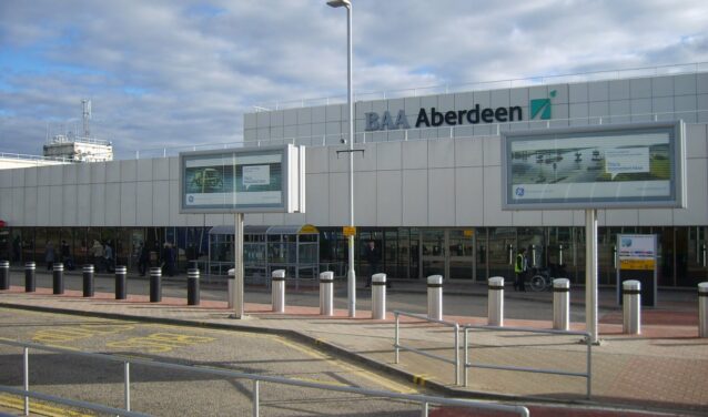 Entrée de l'aéroport d'Aberdeen, ciel nuageux en arrière-plan.