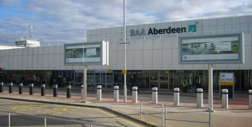 Entrée de l'aéroport d'Aberdeen, ciel nuageux en arrière-plan.