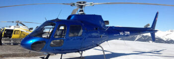 Hélicoptère H160 en vol au dessus des montagnes