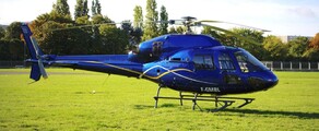 AS355 bleu posé sur l'herbe