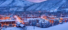 **Texte SEO optimisé :** location de jet privé - Ville enneigée au crépuscule