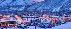 **Texte SEO optimisé :** location de jet privé - Ville enneigée au crépuscule