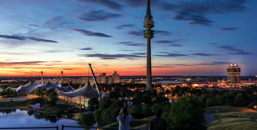 Munich : tour de télévision, stade, vue sur le coucher du soleil.