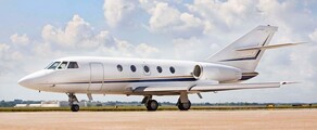 Falcon 20 blanc sur le tarmac