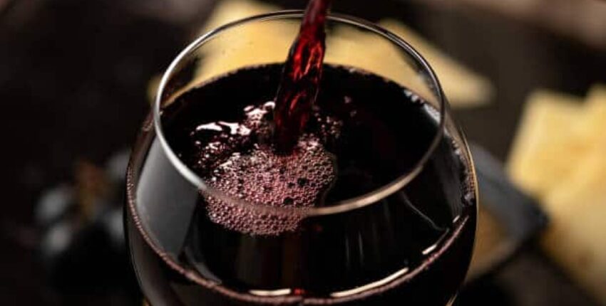 Vin rouge servi dans un verre à vin
