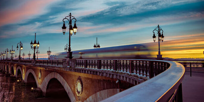 tram passant sur le pont à Bordeaux