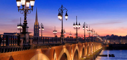 ponts au-dessus de la Garonne illuminé la nuit Bordeaux, France