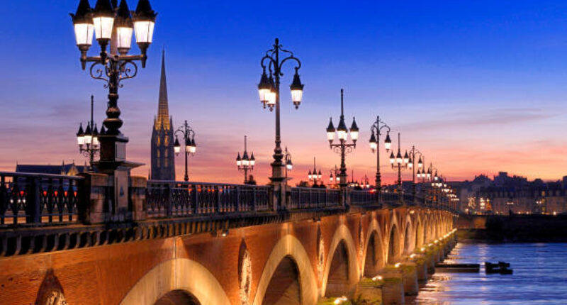 ponts au-dessus de la Garonne illuminé la nuit Bordeaux, France