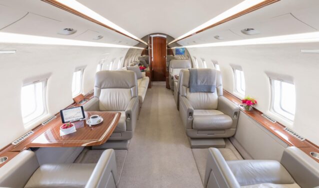 Jet privé cabine intérieure blanche et grise Challenger 604