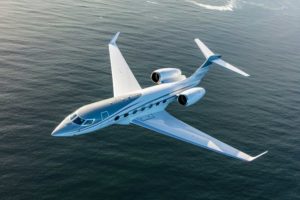 Jet privé Gulfstream G500 e vol au-dessus de la mer