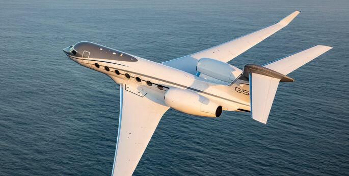 Jet privé Gulfstream G500 décollage au-dessus de la mer