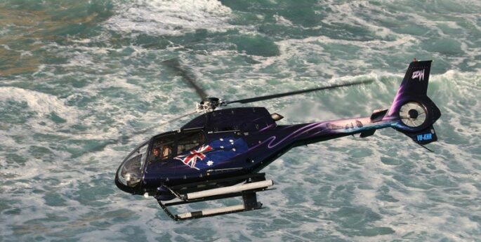 Hélicoptère H120 en vol au-dessus de la mer
