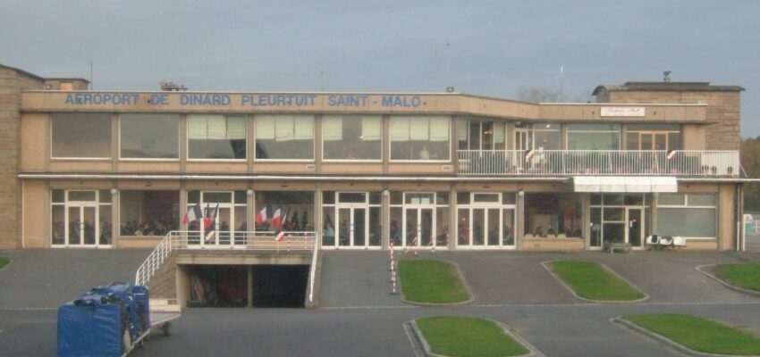 Aéroport de Dinard Pleurtuit Saint-Malo - Entrée avec drapeaux français.