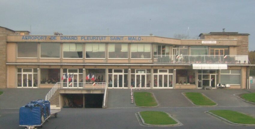 Aéroport de Dinard Pleurtuit Saint-Malo - Entrée avec drapeaux français.