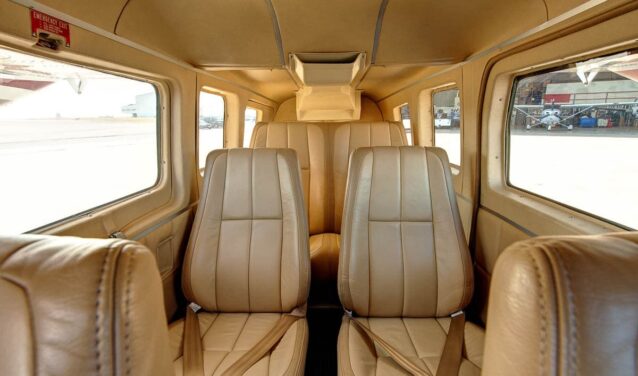 Vulcanair P68 intérieur en cuir beige