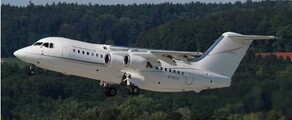 location de jet privé, avion décolle devant forêt.