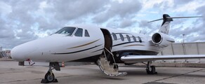 location de jet privé Citation VII sur tarmac nuageux
