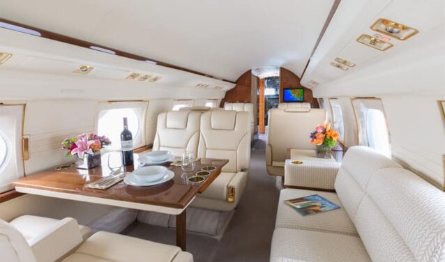 Jet privé, luxueux intérieur blanc et bois.