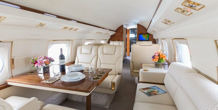 Jet privé, luxueux intérieur blanc et bois.