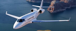 Emplacement de jet privé au-dessus d'un lac et des falaises.