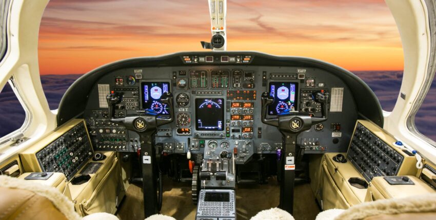 **location de jet privé, Cockpit CITATION V, coucher de soleil**