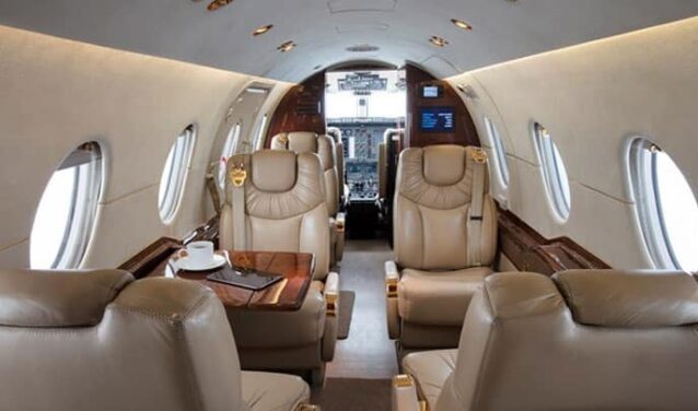 emplacement de jet privé : intérieur HAWKER 400 XP, sièges cuir beige.