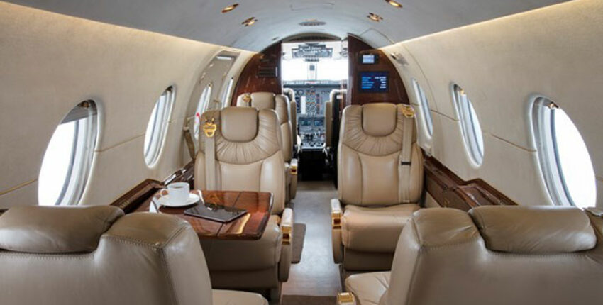 emplacement de jet privé : intérieur HAWKER 400 XP, sièges cuir beige.