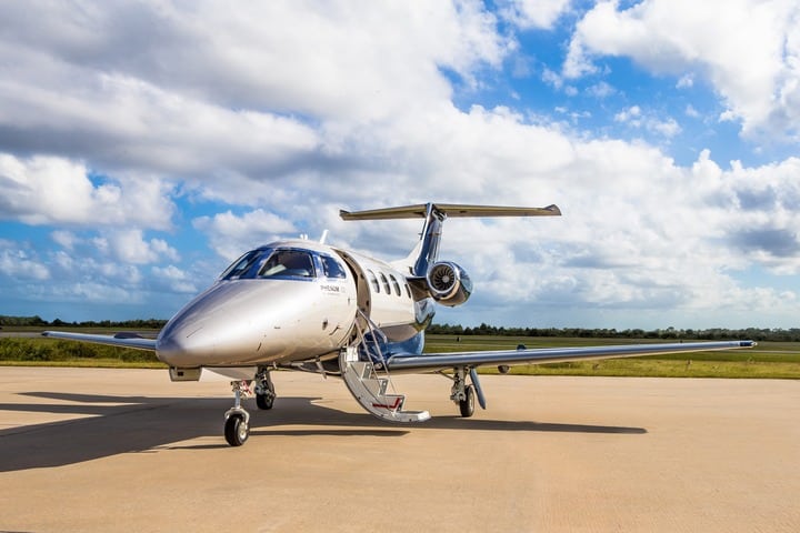 Jet privé Phenom 100 à l'arret sur le tarmac de l'aéroport