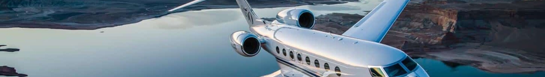 BBJ en vol avec couché de soleil au dessus de la mer et des côtes