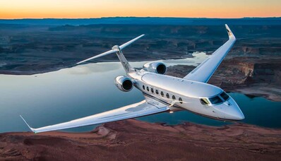 BBJ en vol avec couché de soleil au dessus de la mer et des côtes