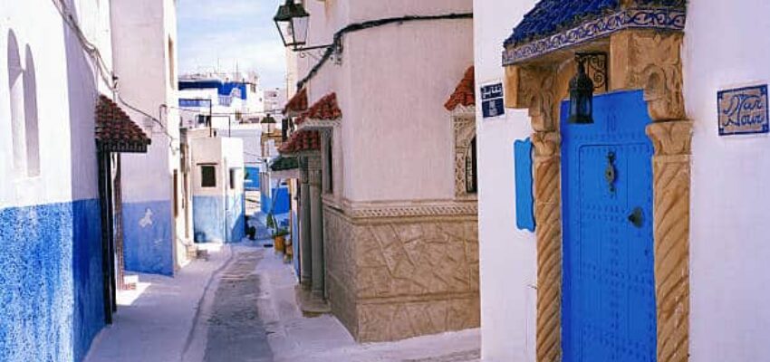 ruelles blanches et bleues de rabat