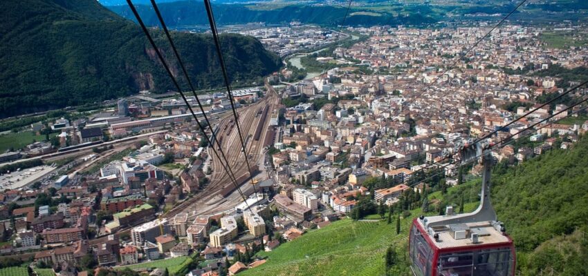 Vue panoramique de Bolzano depuis un téléphérique.