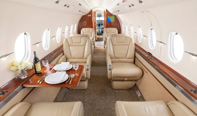 Location de jet privé: Intérieur en cuir beige luxueux.