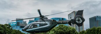 Hélicoptère Dauphin AS 365 en vol au-dessus de la mer