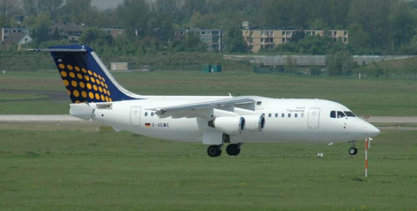 location jet privé, Avro RJ 85 à queue marine qui atterrit.