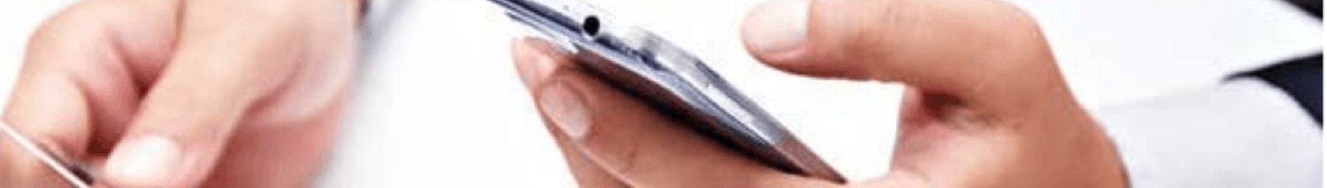 Personne en costume avec smartphone, carte de crédit.