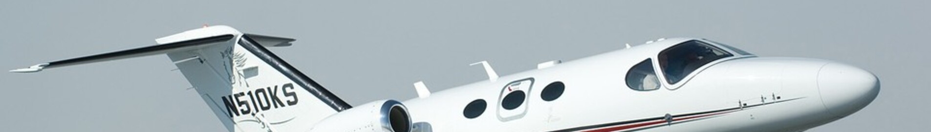 location jet privé : Jet privé blanc avec rayures rouges et noires