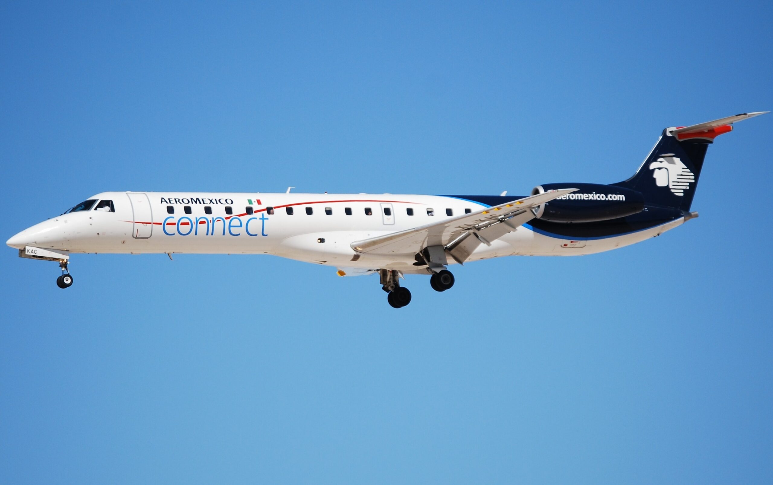 Embraer 145 en vol de groupe