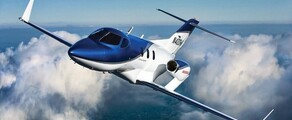 honda jet en vol dans les nuages