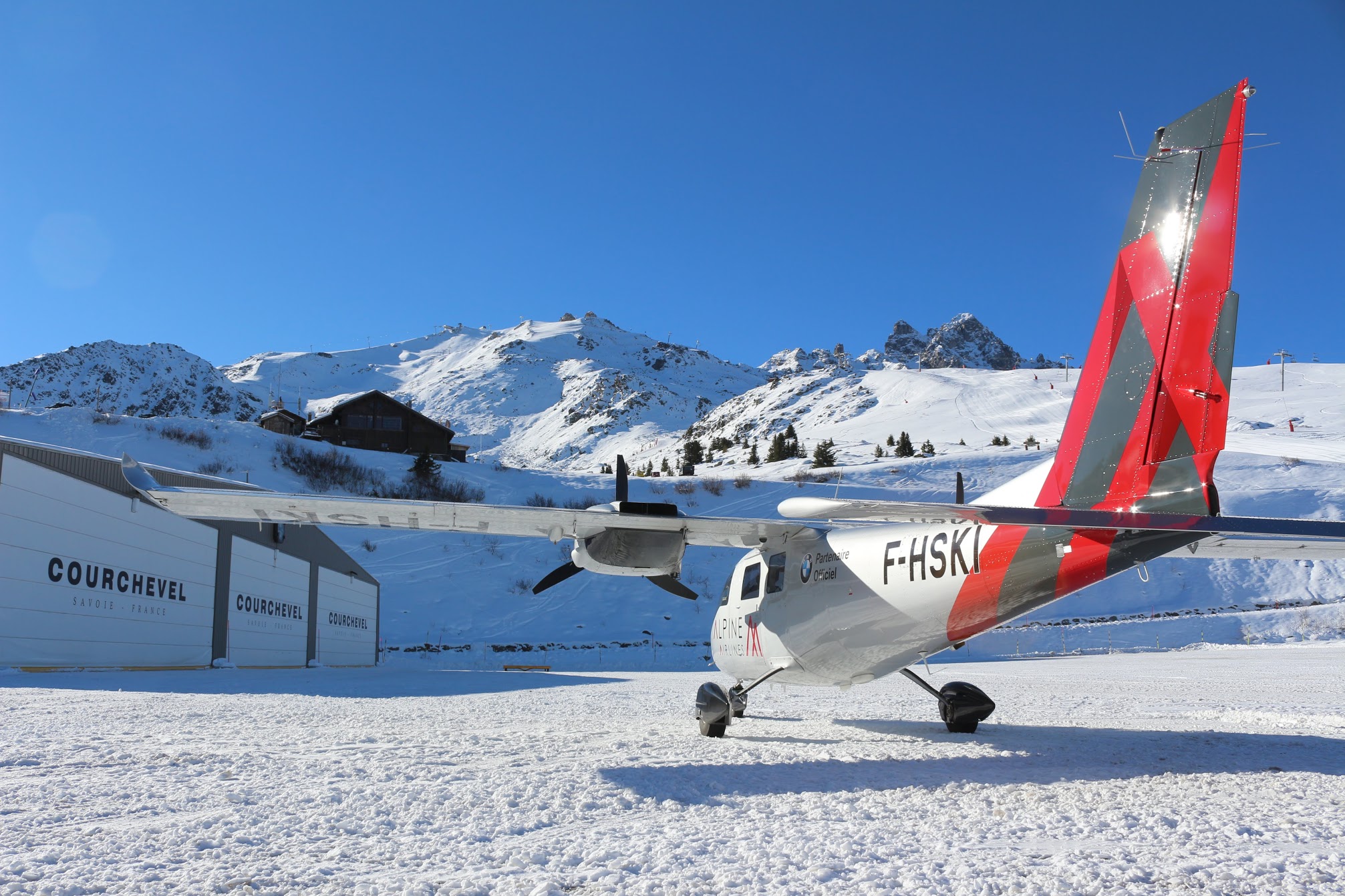 Jet privé P68 posé sur la neige