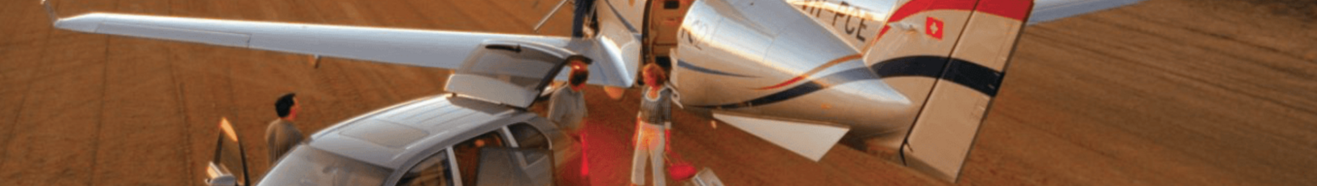 Location de jet privé, avion et voiture au coucher du soleil.