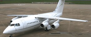 Location de jet privé : Avro RJ 85 blanc sur tarmac.