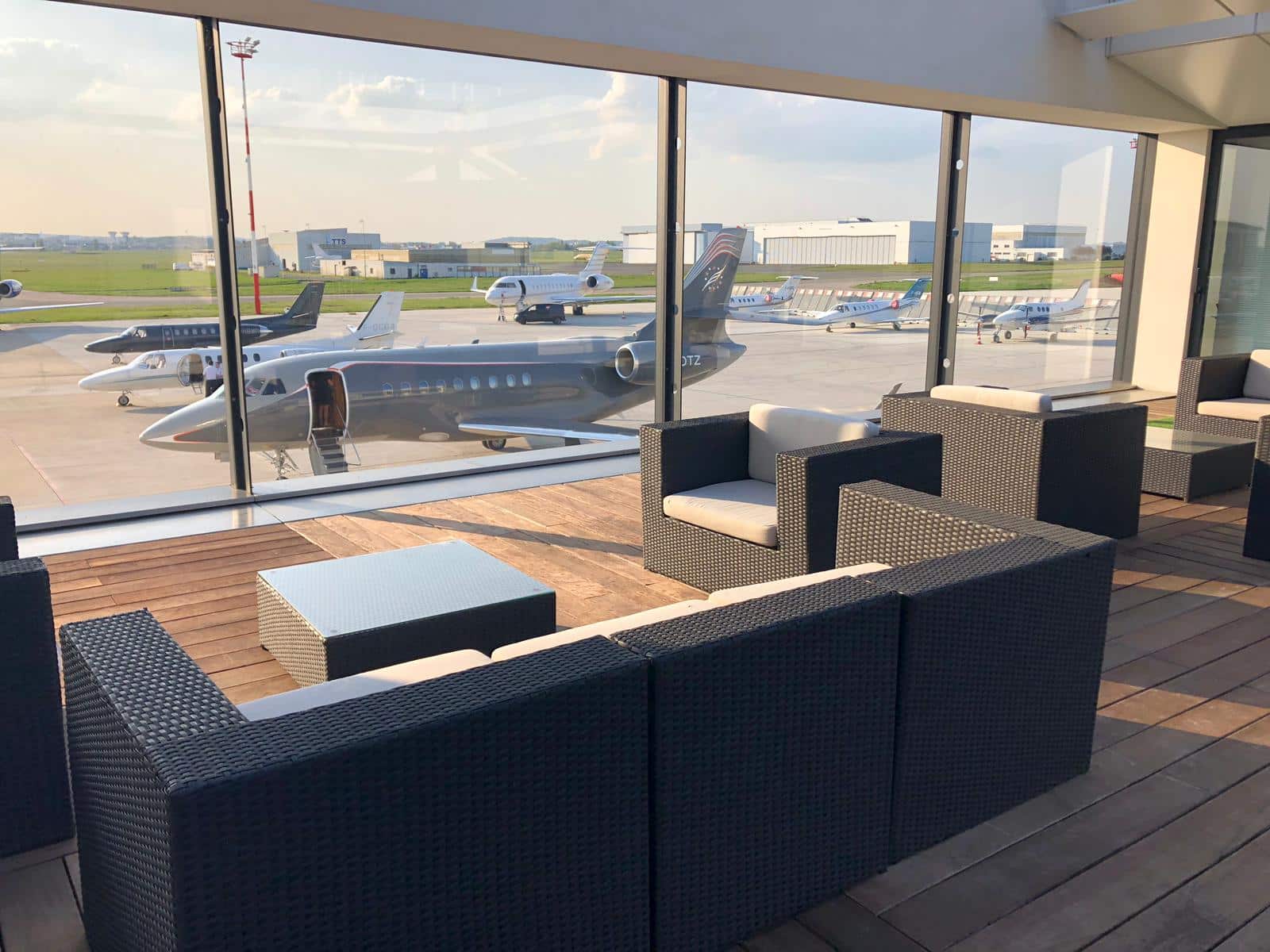 Terminal de jets privés FBO à l'aéroport de Paris Le - Bourget