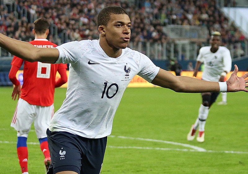 Kylian Mbappe qui célèbre la victoire à la coupe du monde de football 2018 en Russie