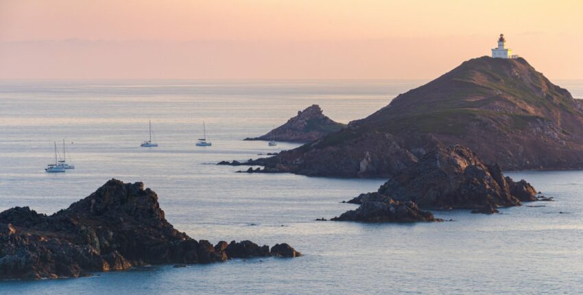 Ajaccio-Napoléon-Bonaparte : coucher de soleil côtier.