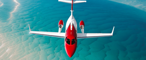 HondaJet en vol au-dessus de la mer