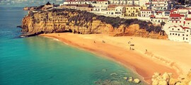 Vue côtière avec maisons colorées sur falaises.