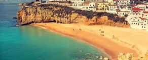 Vue côtière avec maisons colorées sur falaises.