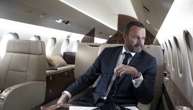 location de jet privé : Homme en costume dans un avion
